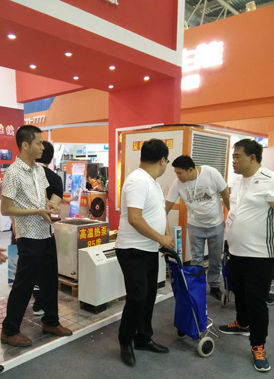 北京暖通展第二天，正旭空氣能展臺人氣依舊爆棚